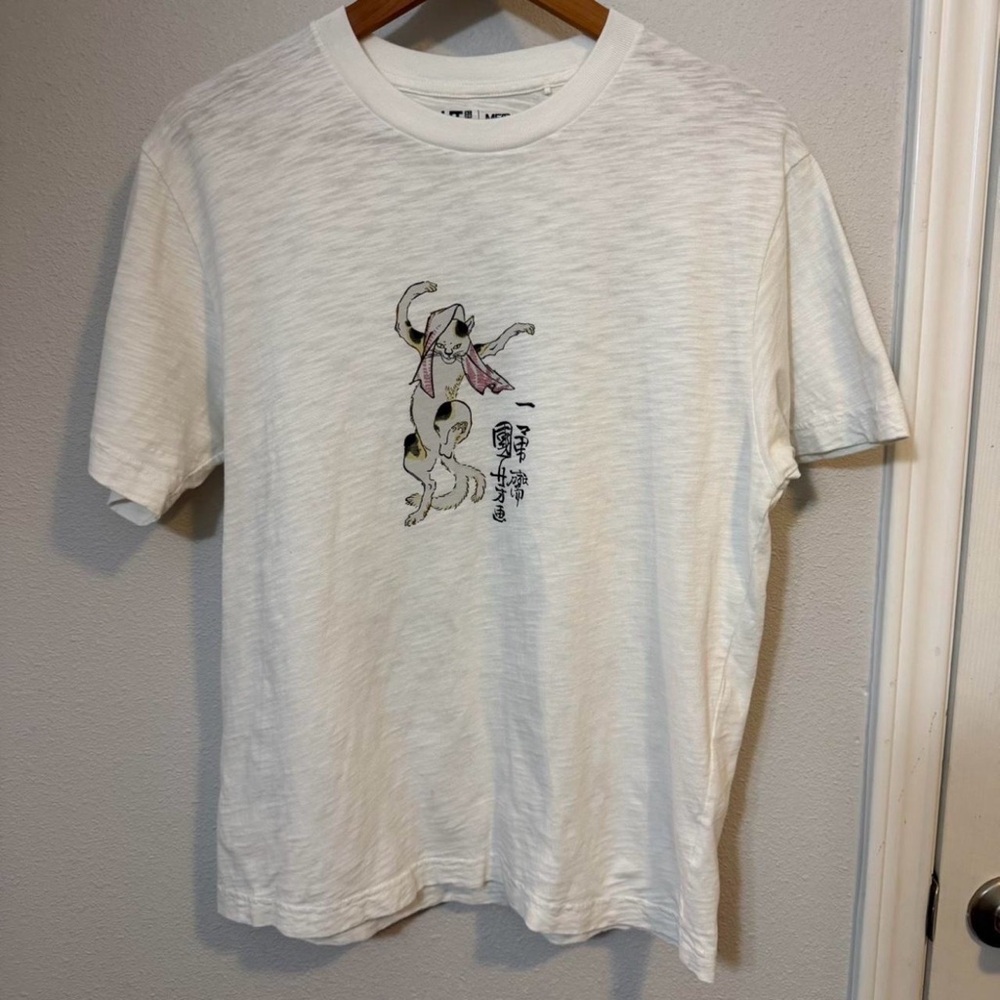Uniqlo White Graphic Tee